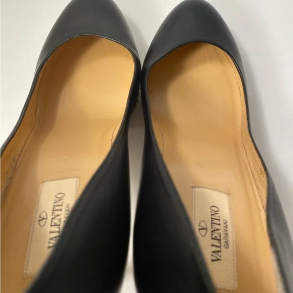 Valentino Garavani pumps heels leather black gold rockstud 39